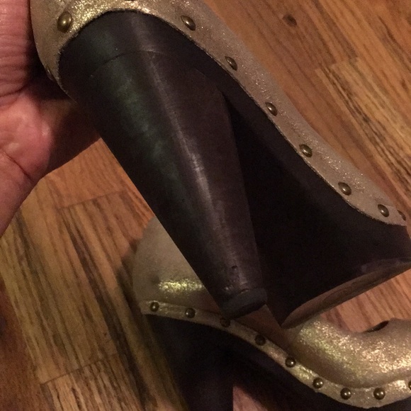 💥SALE💥 Pinup chic metallic gold heels - Picture 6 of 7